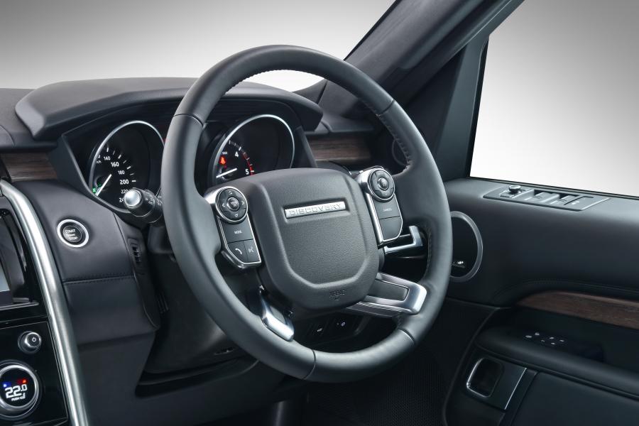 Интерьер Land Rover Discovery HSE Td6 2017 года  (ZA) (фото 13 из 25)